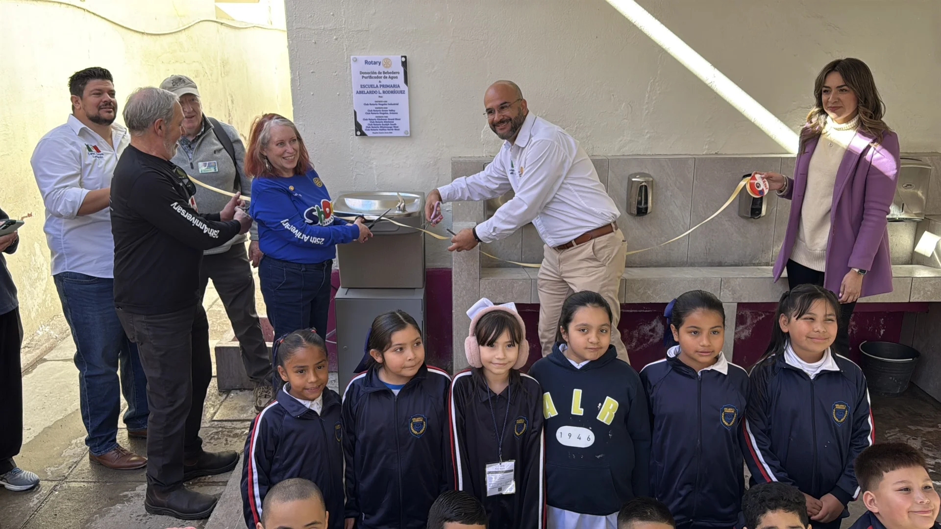 Con programa “Shoeboxes”, Rotarios transforman escuela y conviven con la niñez nogalense
