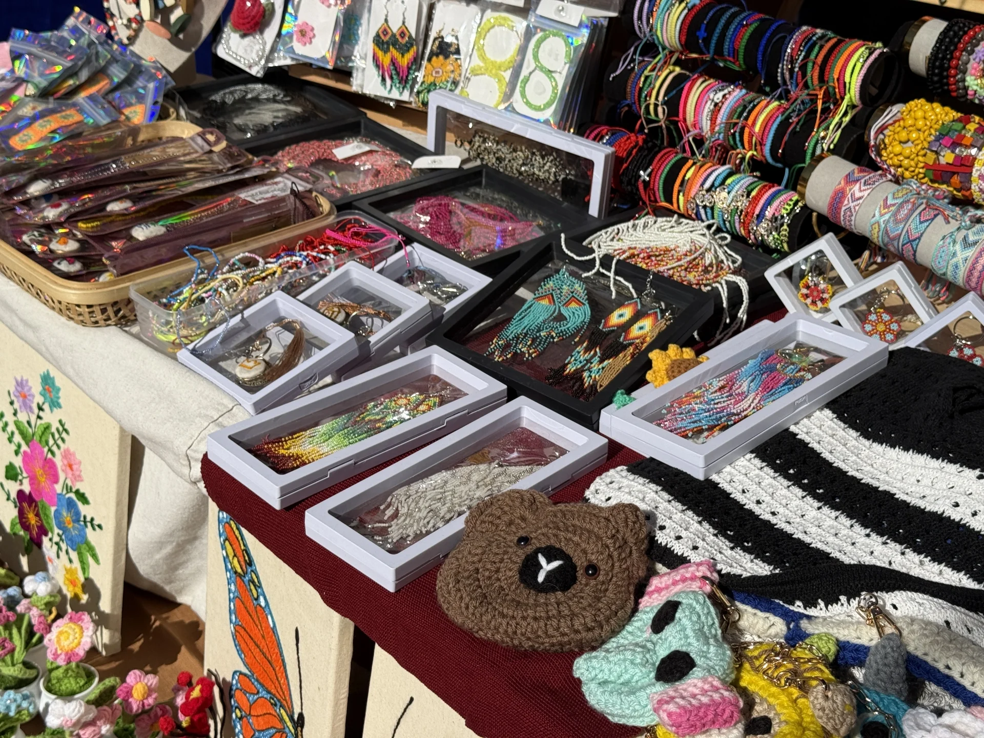 De los albergues al emprendimiento: Wendy López borda historias de migración