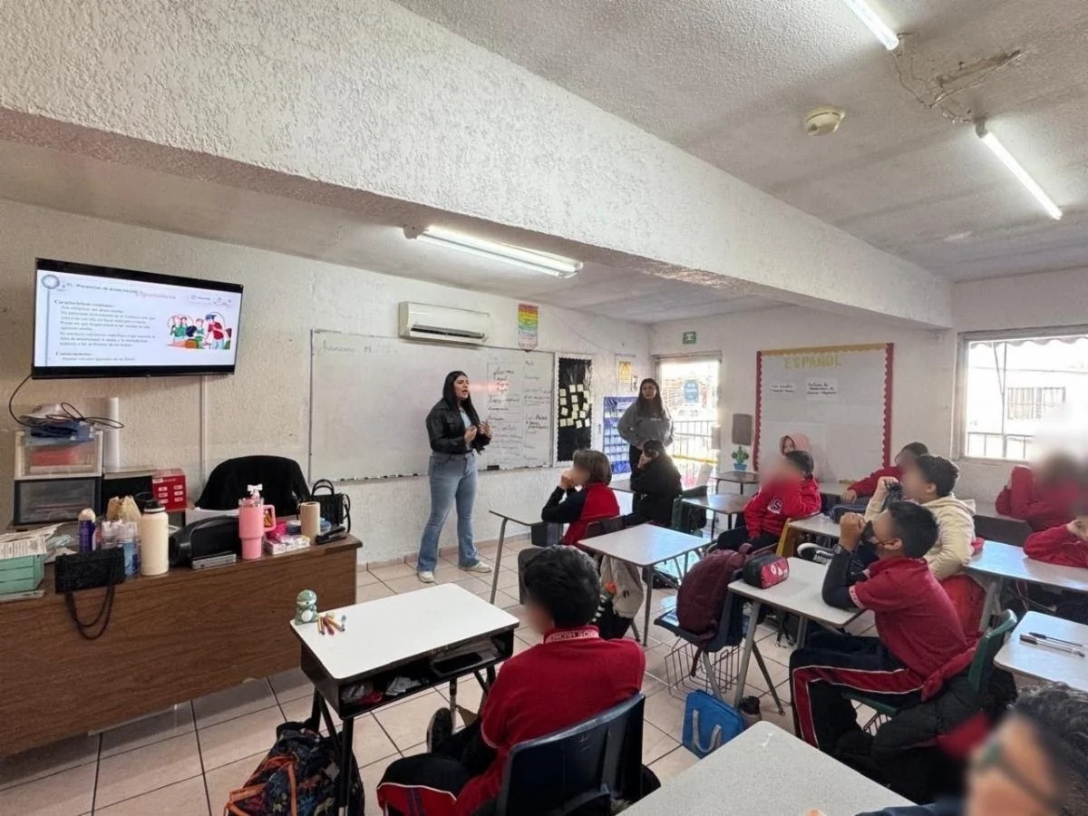 Alertan a estudiantes nogalenses sobre riesgos de delitos cibernéticos