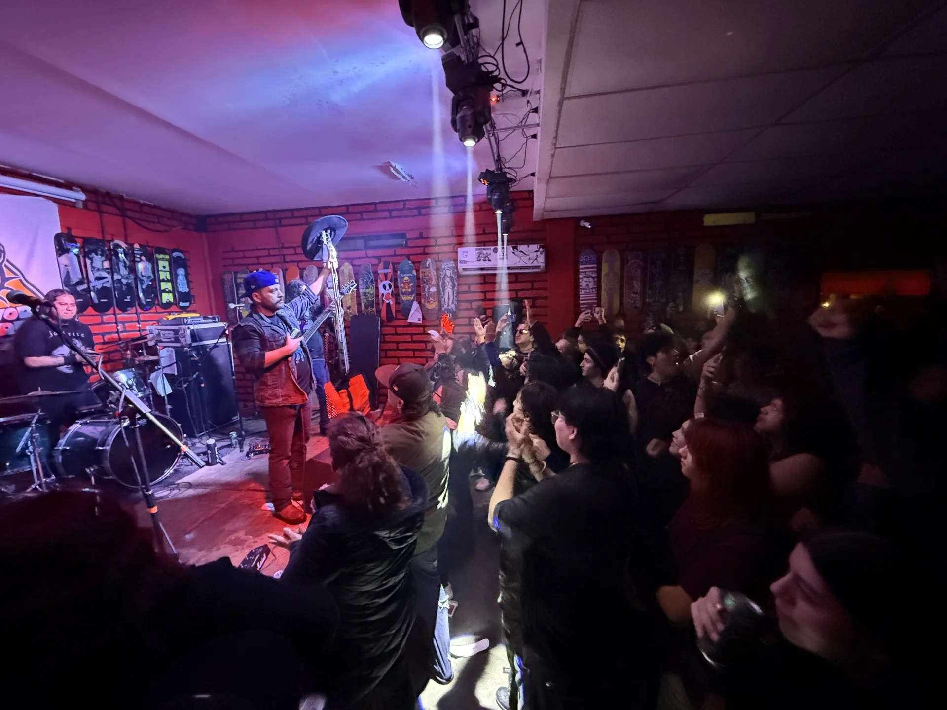 Rock, hermandad y memoria: comunidad musical abraza legado de Alonzo Tenebris