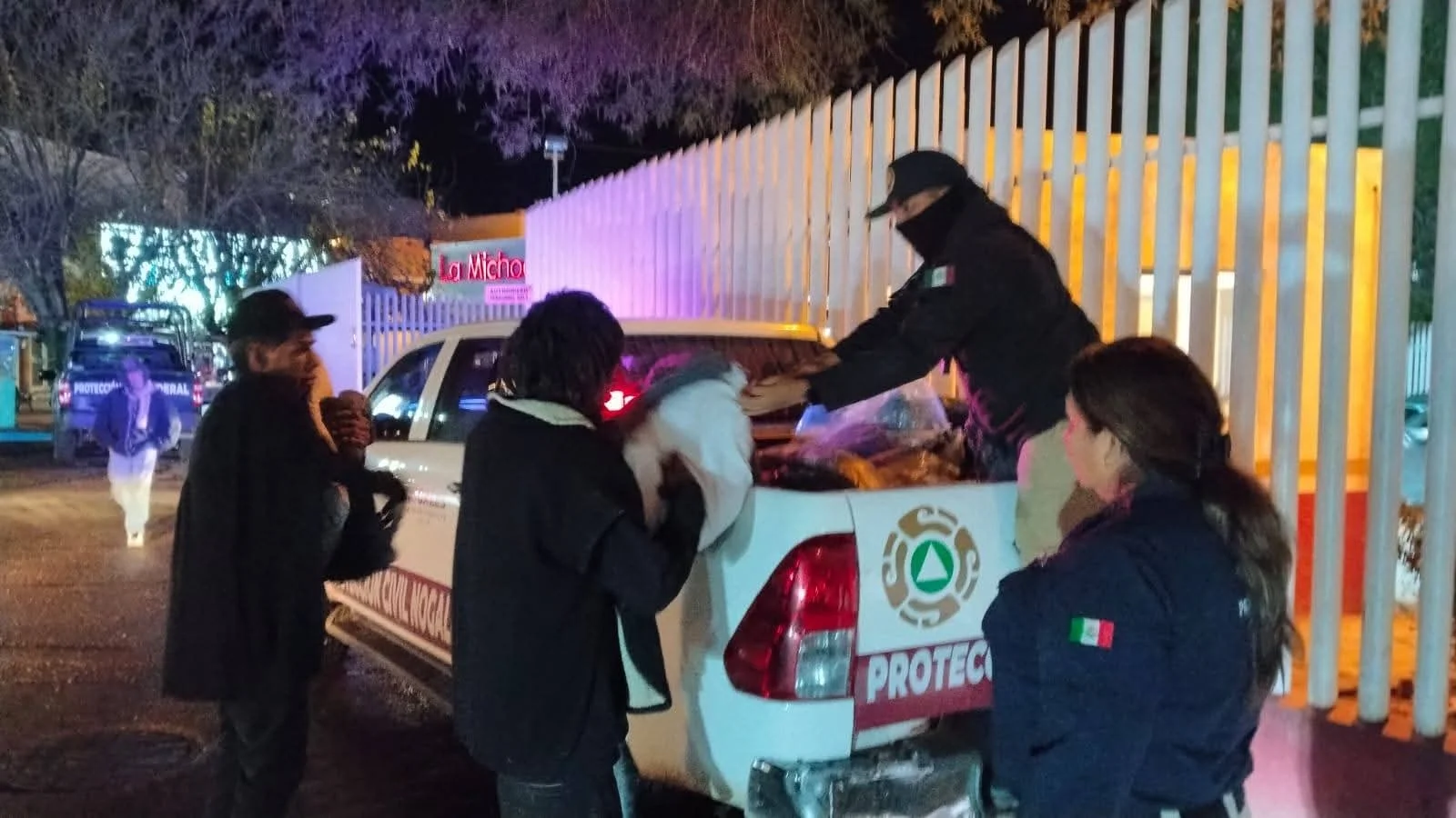 Entregan cobertores a personas vulnerables