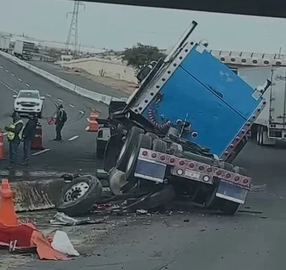 Aparatoso choque de tráiler en Nogales deja solo pérdidas materiales
