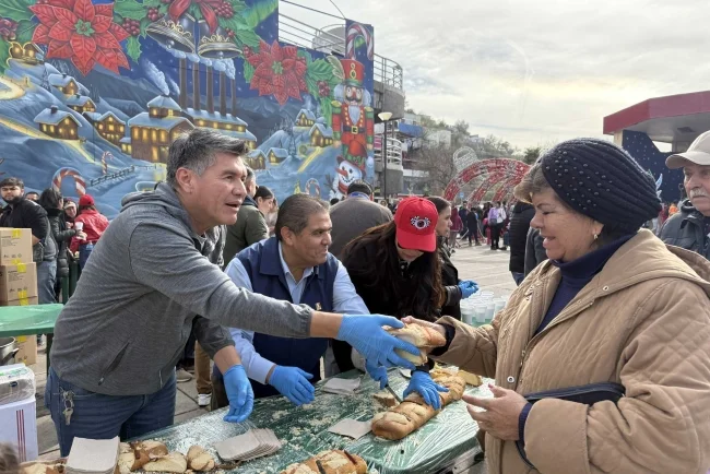 Rosca de Reyes de 500 metros vuelve a llenar de magia la plaza Miguel Hidalgo