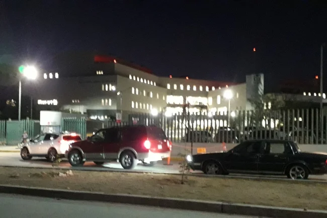 Perro muerde a menor y a su padre al asomarse entre rejas en colonia La Mesa