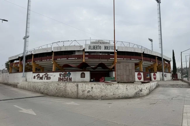 Renovación eléctrica coloca al estadio Alberto Hoeffer a nivel profesional