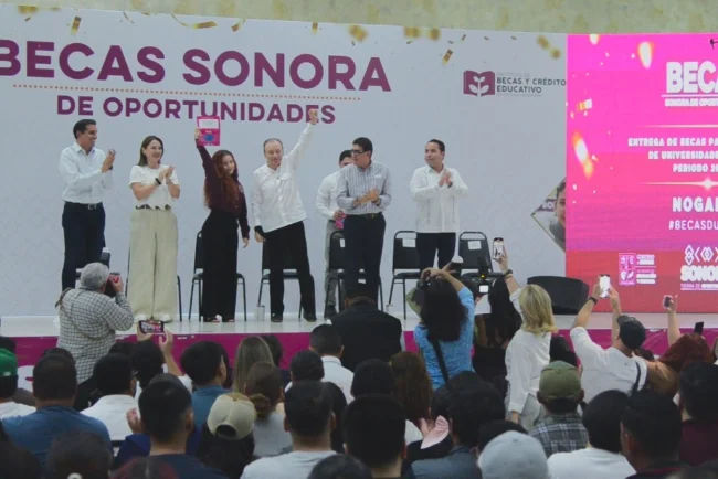 Anuncian entrega de becas pendientes y nueva convocatoria para universitarios en Nogales