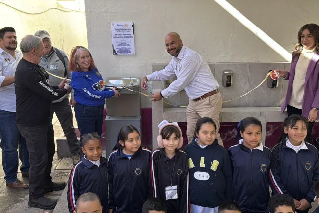 Con programa “Shoeboxes”, Rotarios transforman escuela y conviven con la niñez nogalense