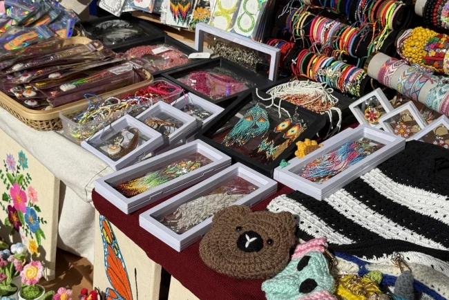 De los albergues al emprendimiento: Wendy López borda historias de migración