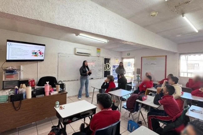 Alertan a estudiantes nogalenses sobre riesgos de delitos cibernéticos