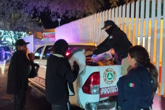 Entregan cobertores a personas vulnerables