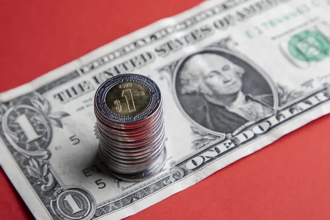 Peso mexicano gana terreno frente al dólar y marca su mejor nivel en más de un año