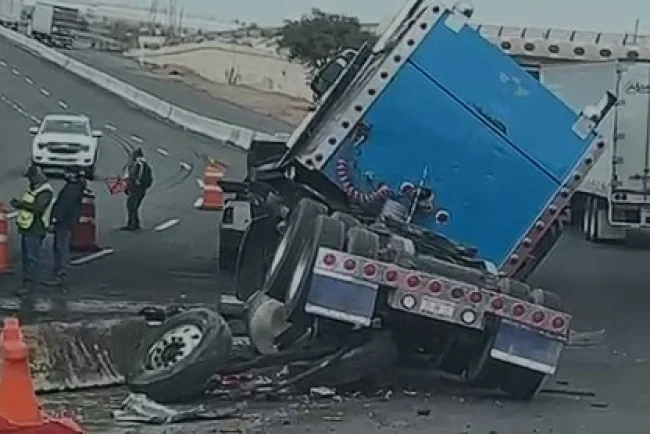 Aparatoso choque de tráiler en Nogales deja solo pérdidas materiales