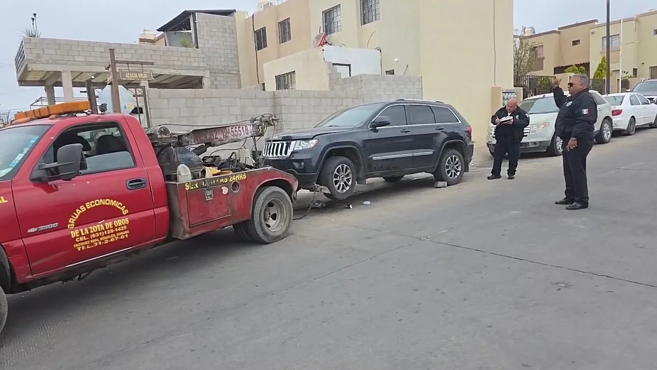 Retiran vehículos chatarra y talleres improvisados en calles de Nogales