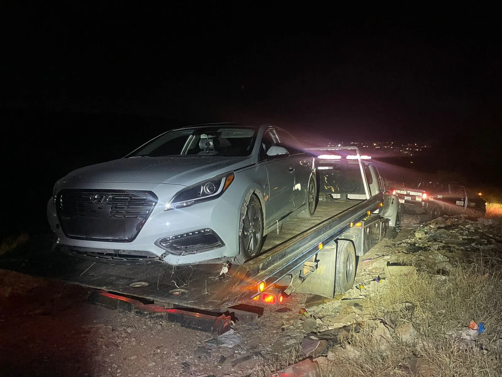 Aseguran auto robado en el extranjero en zona de terracería