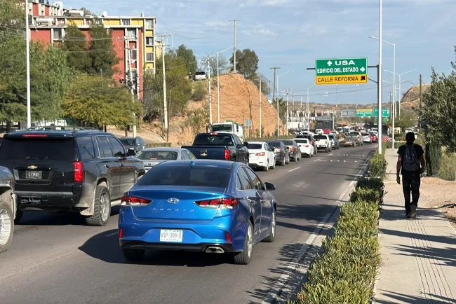 Largas filas en cruces fronterizos y dólar a la baja marcan lunes de asueto en Nogales