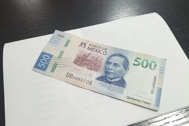 Detectan pago con billete falso en gasolinera y conductor se da a la fuga
