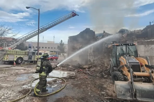 Provocan incendio en inmueble del centro de Nogales y ordenan su demolición por riesgo