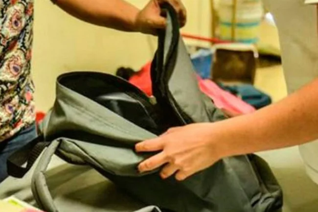 Diseñan estrategia para atender violencia escolar; padres podrían solicitar revisión de mochilas