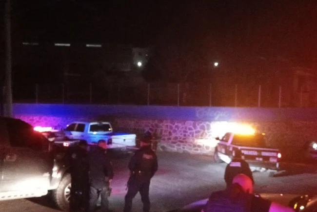 Aseguran a menor en posesión de droga tras reporte de sujetos sospechosos