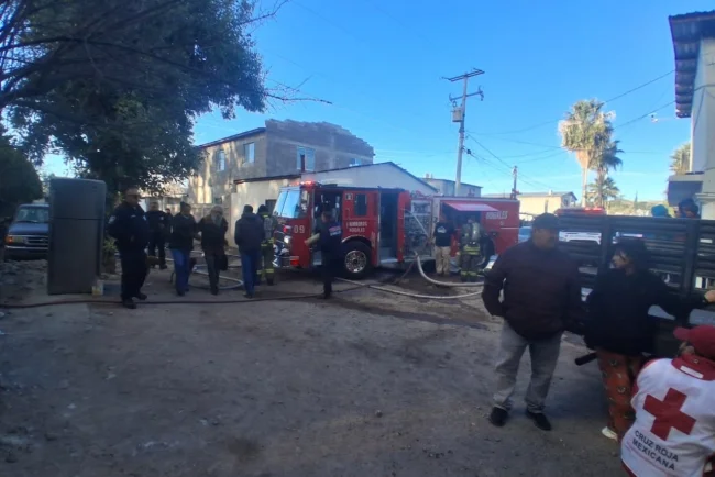 Fuego arrasa con casa y moviliza a 18 bomberos en Nogales