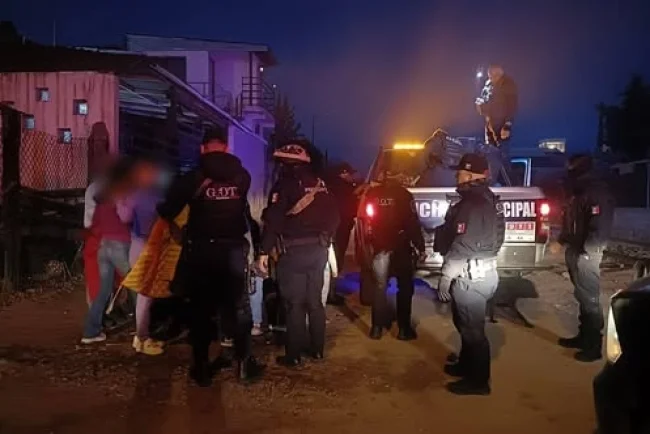 Agentes llevan abrigo y esperanza a hogares de Nogales