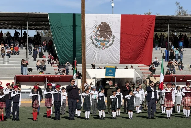 Escuelas reciben bandera nacional en emotiva ceremonia cívica