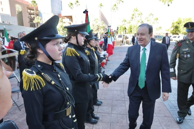 Sonora fortalece educación cívica en ceremonia del Día de la Bandera