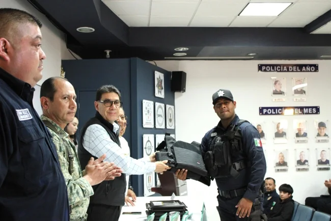 Refuerzan equipamiento y salario de policías en Nogales