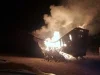 Voraz incendio arrasa con caja de tráiler en carretera Internacional