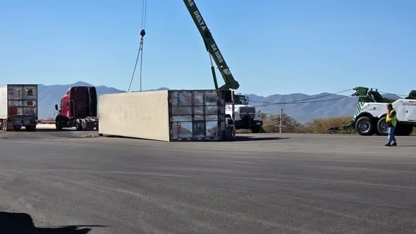 Aparatosos accidentes de camiones de carga movilizan a cuerpos de emergencia