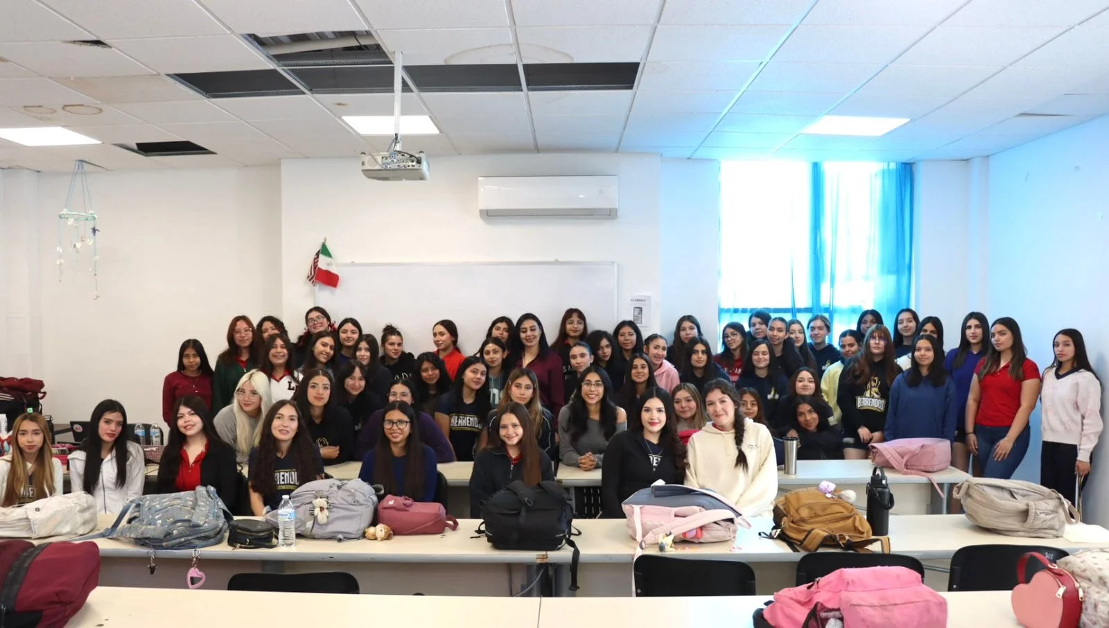 Promueven empoderamiento juvenil con charla “Rompiendo Estereotipos”