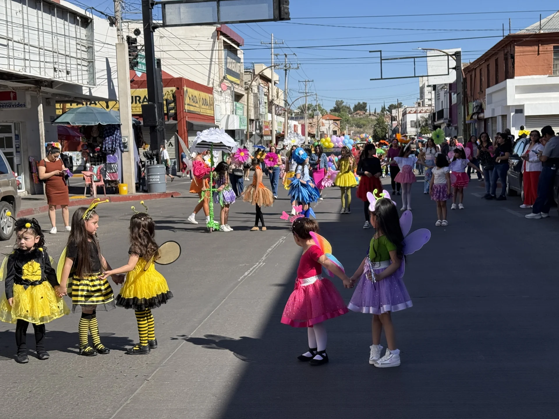 Pequeños llenan de alegría y color las calles de Nogales en desfile primaveral