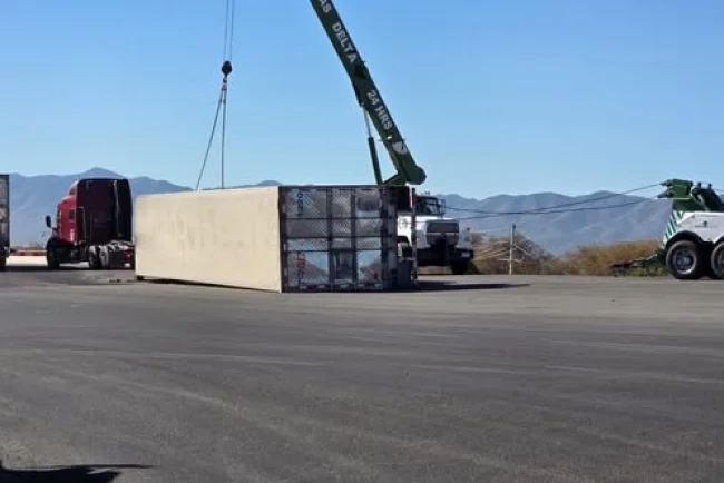 Aparatosos accidentes de camiones de carga movilizan a cuerpos de emergencia