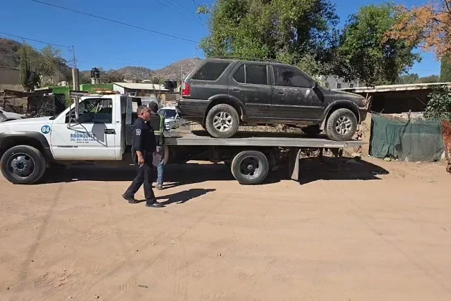 Remolcan vehículos abandonados para liberar calles y prevenir riesgos