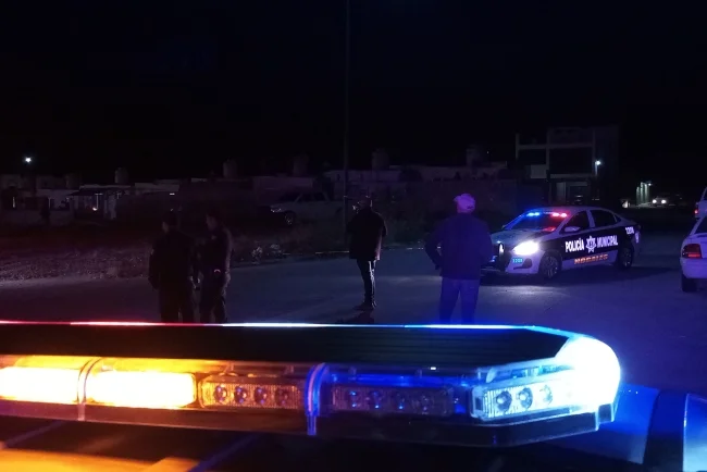 Atropellan a pareja de adultos mayores y a su nieto tras asalto