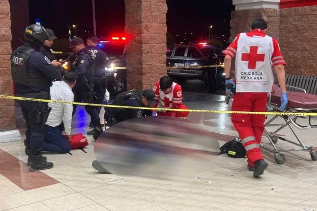 Ataque armado en plaza comercial deja a trabajador grave y a mujer herida