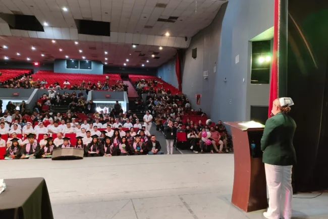 Reconocen a egresados y estudiantes del Cecati 118 en ceremonia académica