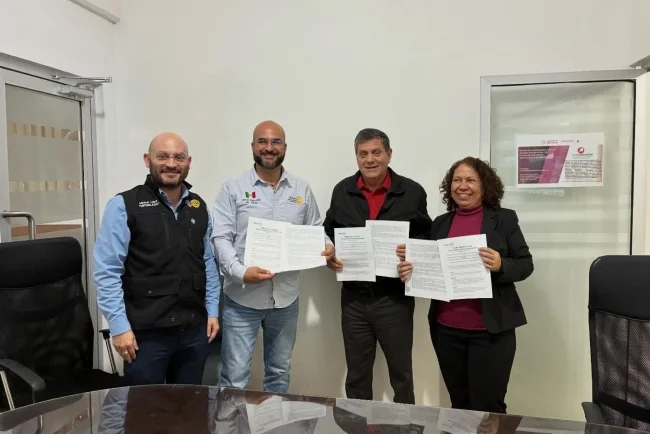 Firman convenio para capacitar en restauración de mobiliario escolar en Nogales