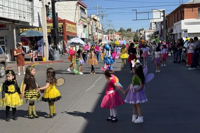 Pequeños llenan de alegría y color las calles de Nogales en desfile primaveral