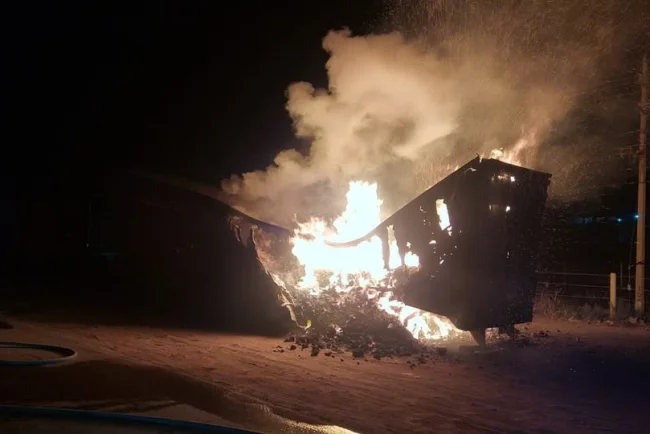 Voraz incendio arrasa con caja de tráiler en carretera Internacional