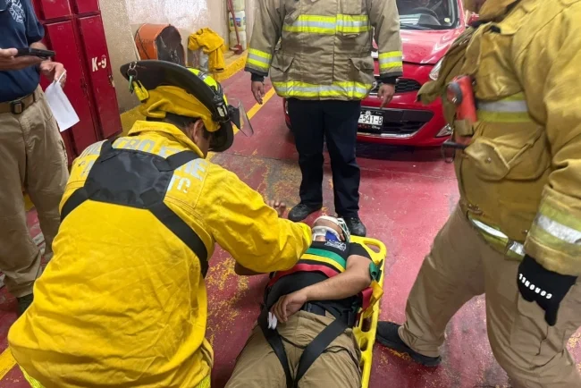 Capacitan a bomberos en técnicas de extracción para salvar vidas en accidentes