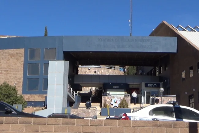 Disparan contra automovilista en El Greco; logra salir ileso