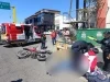 Motociclista atropella a peatón; ambos luchan por su vida