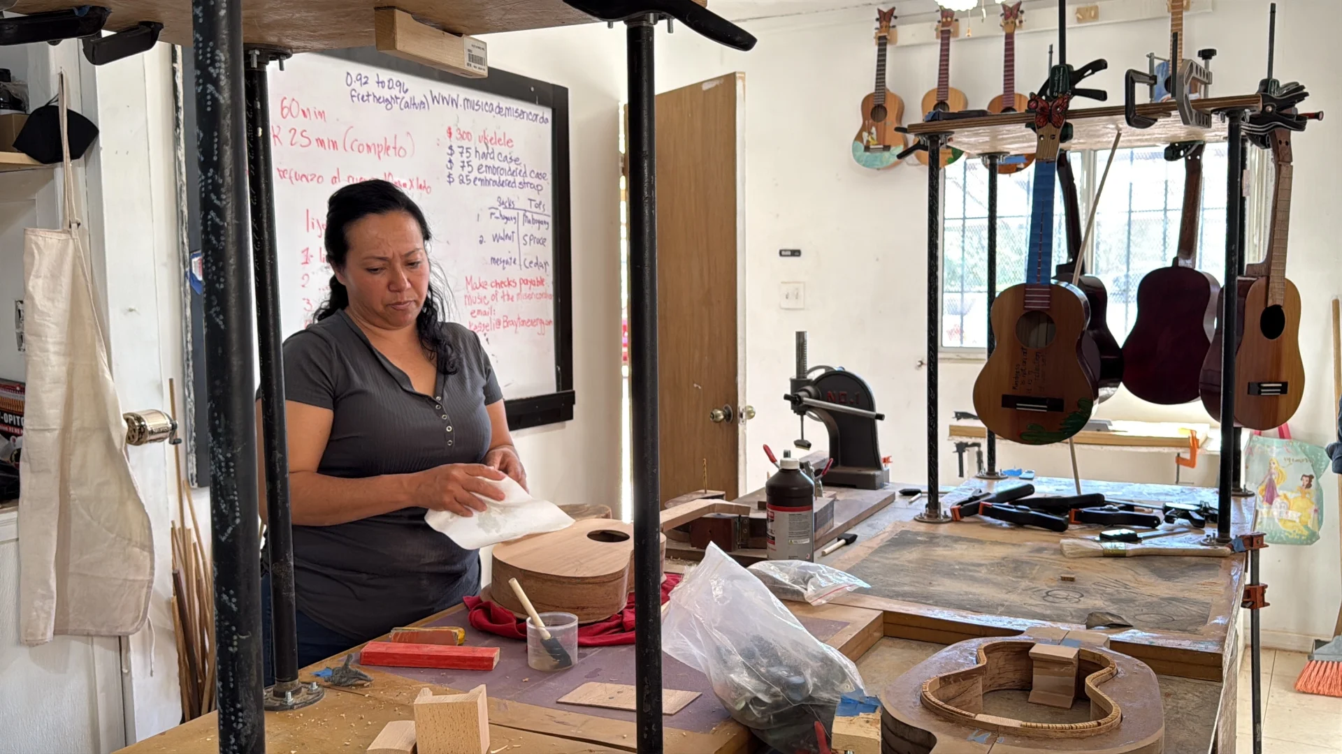 Laudería da voz a migrantes en Nogales a través de la música