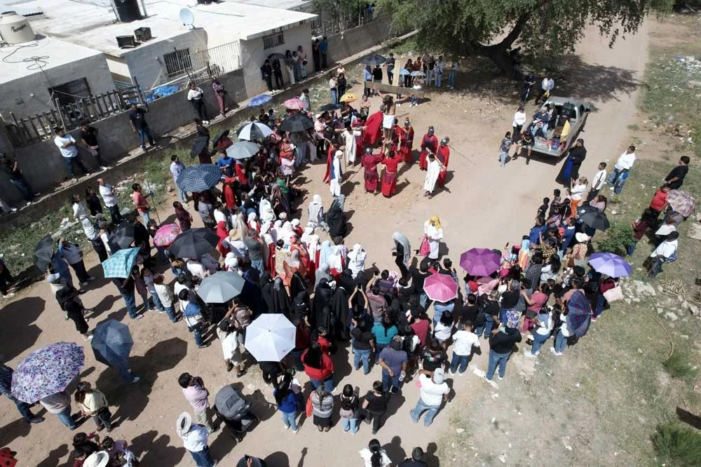 Viacrucis en Nogales une a jóvenes y familias en Semana Santa