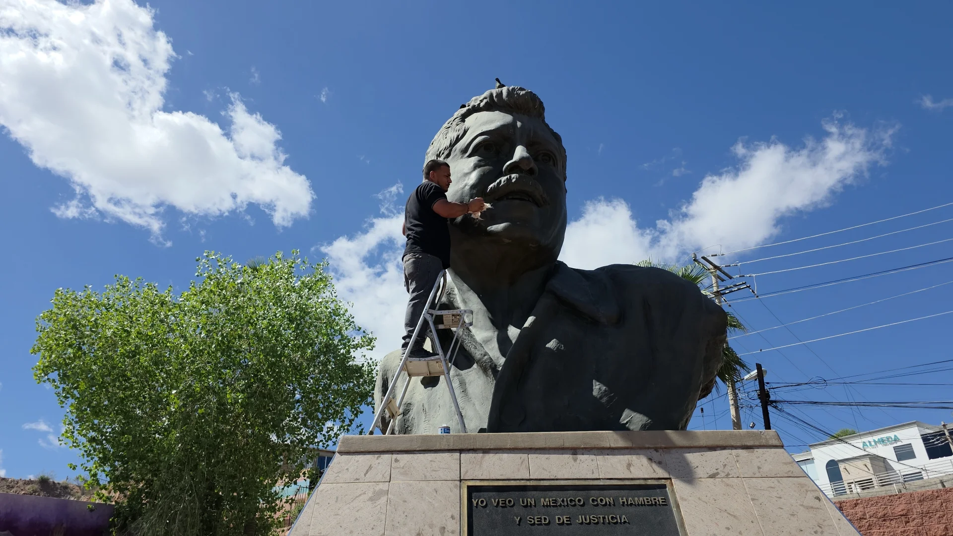 Limpian busto de Colosio vandalizado con pintura en Nogales