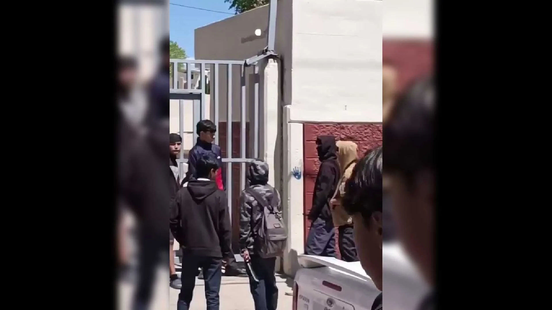 Jóvenes con machetes provocan temor en plantel educativo