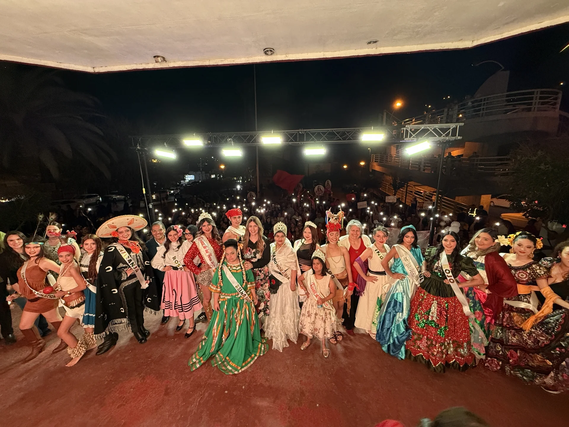 Nogales celebra con desfile rumbo a las Fiestas de las Flores