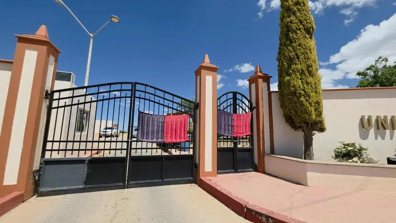 Banderas rojinegras ondean en campus Nogales de la Unison