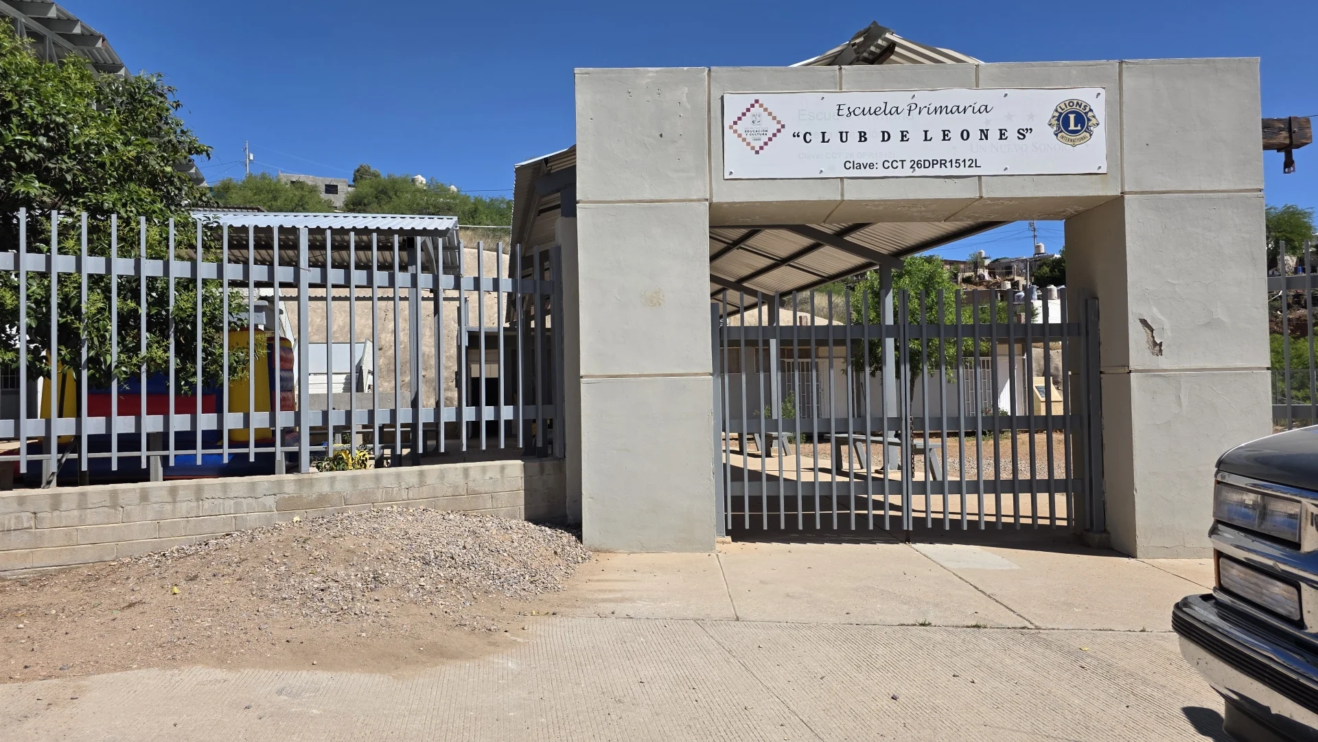 Exigen pavimentación de acceso a escuela en colonia Colosio